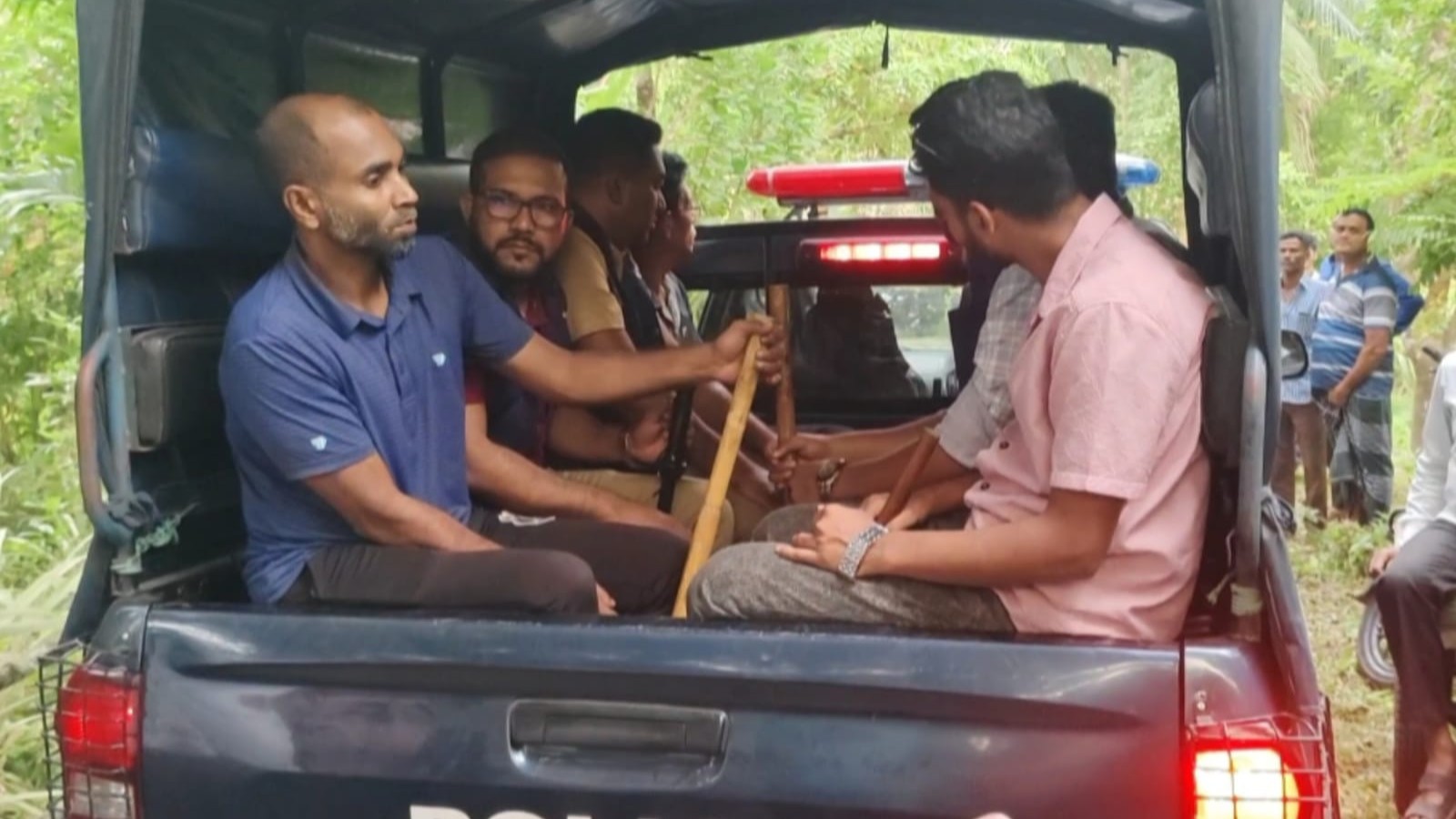 আওয়ামী লীগ নেতার বাড়িতে লক্ষ্মীপূজার দাওয়াতে গিয়ে আটক ৭